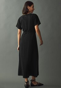 Next REGULAR FIT - SHORT SLEEVES DRAPE DETAIL MIDI  - Žerzejové šaty - black textured