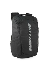 Mochila negra con exterior acolchado, que presenta un prominente logo plateado de "SKECHERS" y correas de hombro ajustables. Incluye un bolsillo lateral.