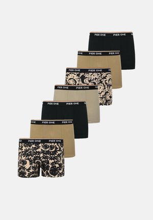 Zeven paar herenboxershorts in zwart, beige en bloemmotieven met zwarte taillebanden bedrukt met "PIER ONE", diagonaal gerangschikt.
