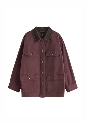 Giacca bordeaux con colletto in velluto a coste, quattro tasche frontali, chiusura a bottoni e vestibilità oversize. Realizzata in materiale di cotone resistente.