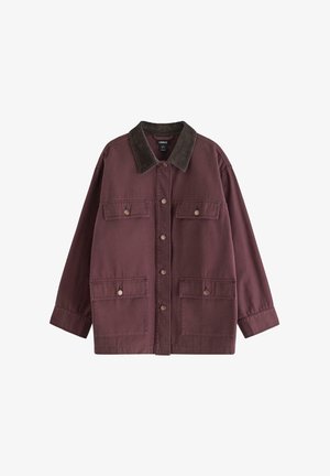 Bordeaux jakke med kordfløjlskrave, fire frontlommer, knaplukning og oversized pasform. Fremstillet af slidstærkt bomuldsmateriale.