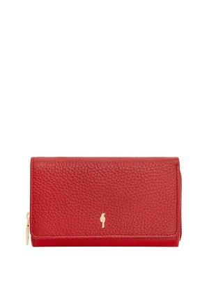 Czerwony skórzany portfel o teksturowym wykończeniu, z złotym akcentem logo i zamknięciem na zamek z jednej strony. Kompaktowy, prostokątny design.