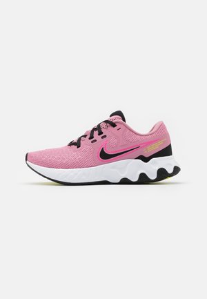 Rosa Sportschuhe aus Netzstoff mit schwarzen Schnürsenkeln und einer abgerundeten weißen Zwischensohle. Verfügt über einen schwarzen Nike-Swoosh und gelbe Akzente an der Ferse.