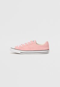 Rosa Wildleder Sneaker mit weißem Schnürsenkel, schwarzem Gummi-Außensohle und runder Zehenkappe. Sanfte Textur mit kontrastierenden schwarzen Streifen.