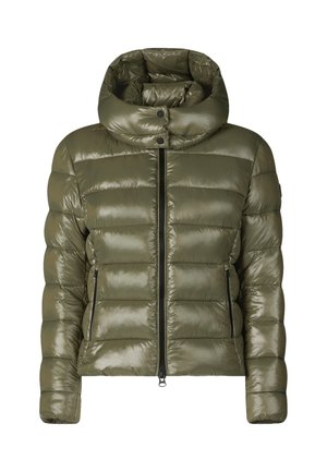 Chaqueta acolchada en nailon verde oliva con un acabado brillante, con un cuello alto y cremallera negra, realzada por un acolchado horizontal y bolsillos.