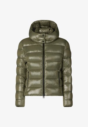 Giubbotto imbottito in nylon verde oliva con finitura lucida, dotato di colletto alto e cerniera nera, accentuato da cuciture orizzontali e tasche.