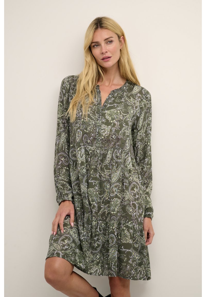 Rochie verde cu model paisley, cu mâneci lungi, decolteu cu nasturi și siluetă lejeră, având un design stratificat și material moale.
