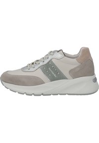 Hellbeige Sneaker mit grauen und taupefarbenen Velourslederakzenten, einem glatten Lederoberteil, dekorativen Nieten und einer weißen Sohle.