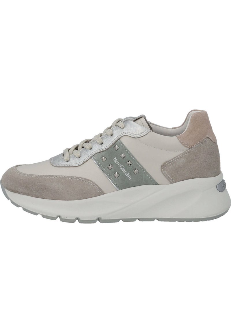 Hellbeige Sneaker mit grauen und taupefarbenen Velourslederakzenten, einem glatten Lederoberteil, dekorativen Nieten und einer weißen Sohle.