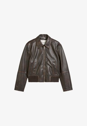 Brązowa skórzana kurtka o krótkim kroju, z przednim zamkiem błyskawicznym, dwoma bocznymi kieszeniami oraz ściągaczami na dole i przy mankietach. Gładka faktura z kontrastowymi szwami.