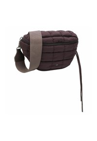 Borsa a tracolla imbottita in marrone scuro con superficie testurizzata. Caratterizzata da una larga tracolla e chiusura con zip, con un logo decorativo.