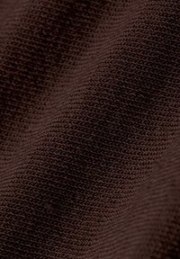 Donkerbruin textiel met een geweven patroon, dat een gladde, consistente uitstraling vertoont en subtiele variaties in schaduw heeft.