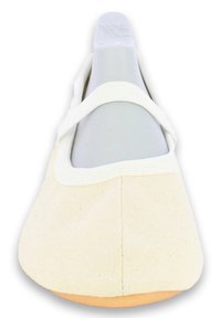Flache Canvas-Schuhe mit weißem elastischem Riemen, cremefarbenem Obermaterial, abgerundeter Zehenpartie und beiger Sohle. Glatte Textur mit minimalen Nähdetails.