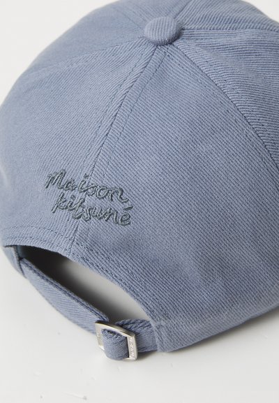 Casquette de baseball en coton bleu avec un tissu texturé, logo brodé à l'avant et sangle métallique ajustable à l'arrière.