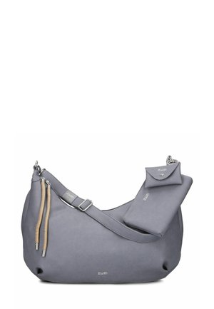 Borsa a spalla in finta pelle grigia con un ampio scomparto principale, una tracolla regolabile e una piccola pochette rimovibile. Texture liscia.