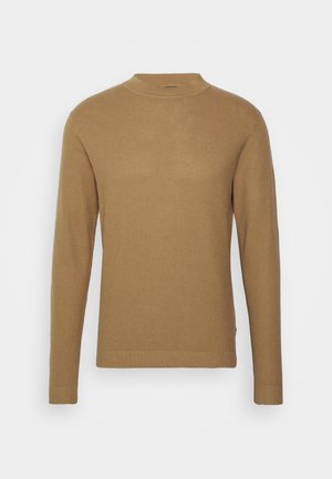Sweter dziany na długi rękaw w kolorze wielbłądziej brązowej, z wysokim okrągłym dekoltem oraz ściągaczami na rękawach i dole.