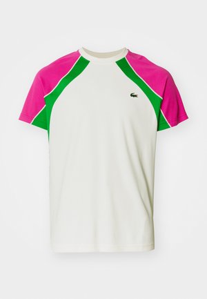 T-shirt à manches courtes en blanc, avec des panneaux d'accent rose et vert. Fabriqué en tissu respirant, avec un col rond et un détail de logo.