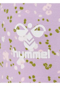 Liliowa tkanina z zielonym i różowym wzorem w plamy, z białym logo "hummel" oraz elementami graficznymi, gładka w dotyku.