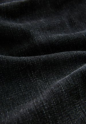 Zwarte denim stof met een gestructureerd oppervlak, met een subtiel weefpatroon en een lichte glans, die vouwen en kreuken vertoont.