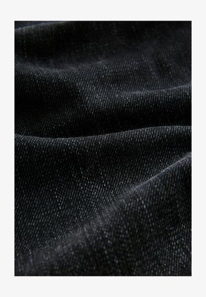 Zwarte denim stof met een gestructureerd oppervlak, met een subtiel weefpatroon en een lichte glans, die vouwen en kreuken vertoont.