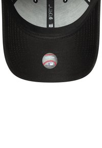 Svart stoff baseballcaps med flat skjerm. Innvendig futterale har grått materiale. Merkelig detalj: en MLB-klistremerke med et baseballgrafikk på skjermen.