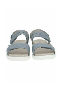Niebieskie skórzane sandały z dwiema regulowanymi paskami i jasnobeżową wkładką. Posiadają białą gumową podeszwę i minimalistyczny design.