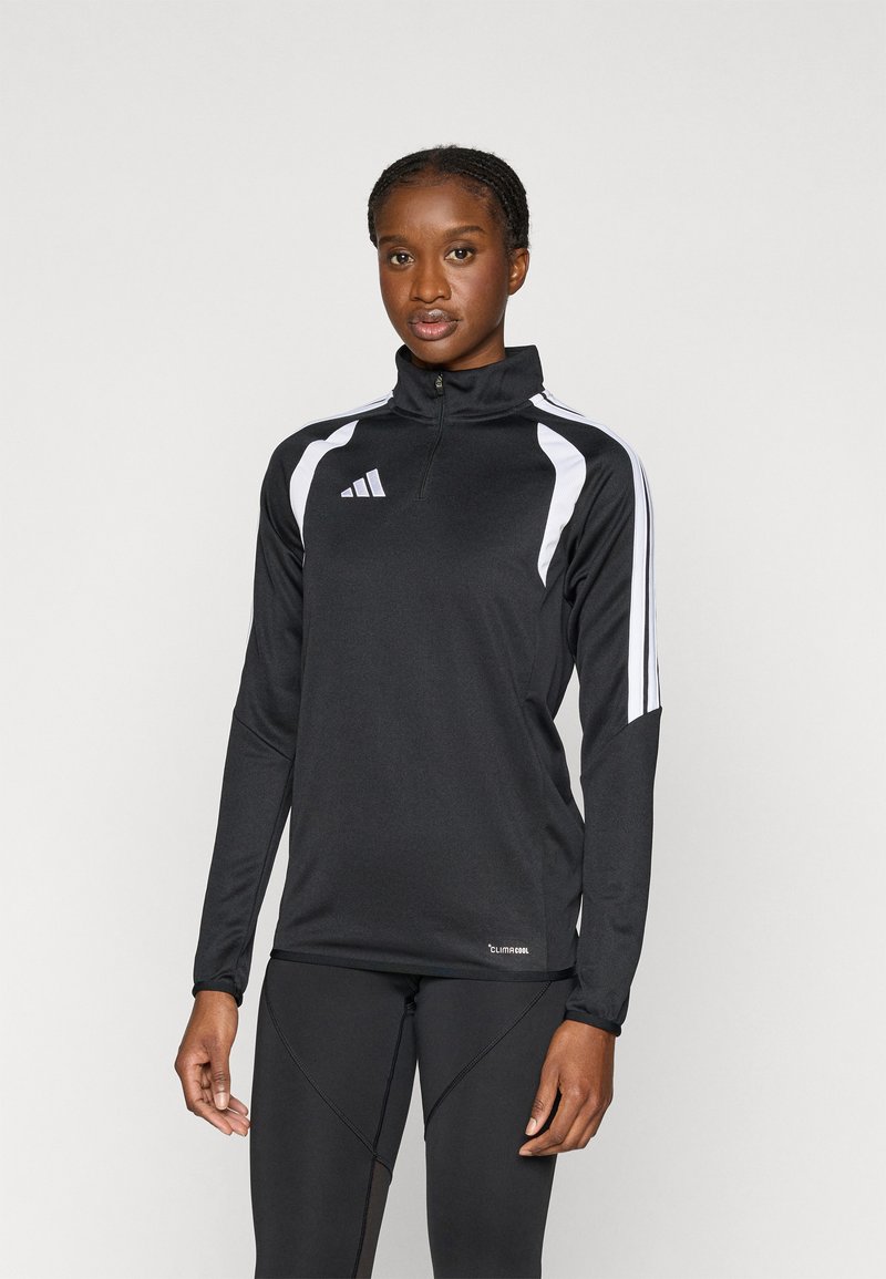 Μαύρο αθλητικό μπουφάν με ψηλό γιακά, λευκές ρίγες στους ώμους και το λογότυπο "CLIMACOOL" κοντά στο κάτω μέρος. Κατασκευασμένο από διαπνέον, λείο υλικό.