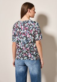 T-shirt van een katoenmix met een veelkleurig abstract patroon in tinten groen, roze en blauw, met korte mouwen en een ronde hals.
