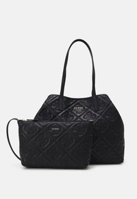 Deux sacs à main matelassés noirs GUESS avec motifs de logo en relief, un cabas avec poignées et une petite pochette zippée avec sangle pour poignet.