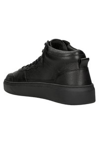 Sneaker alte nere in pelle con tomaia testurizzata, suola platform in gomma e design con lacci. Presenta un bottone sul retro per facilitarne l'indossamento.