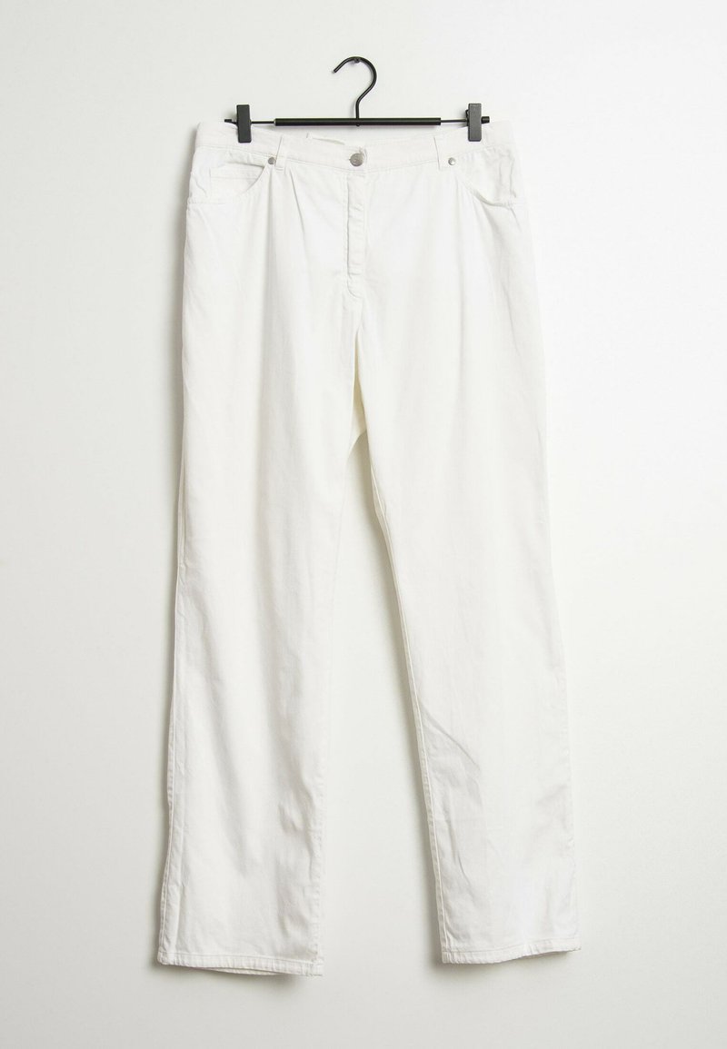 Vita bomull raka benbyxor med framfickor, metallknappslutning och bältesslingor. Slät textur och avslappnad design.