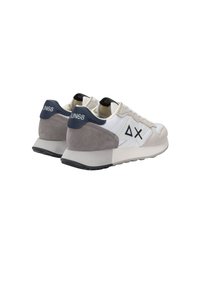 Sneakers bianche e grigie con accenti in camoscio, logo triangolare e suola imbottita. Presentano una linguetta sul tallone blu scuro con la scritta "SUN68."