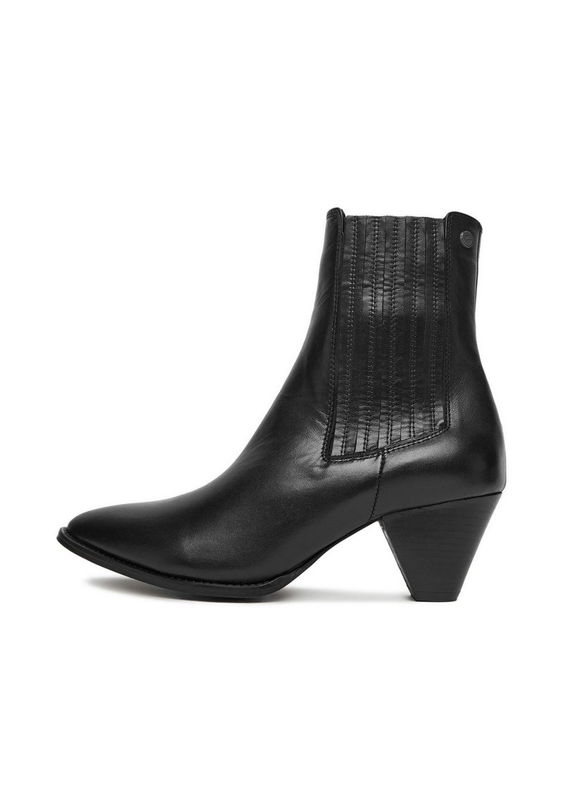 Botine negre din piele, cu vârf ascuțit, panouri laterale texturate și toc mic, stratificat. Design minimalist, fără hardware vizibil.