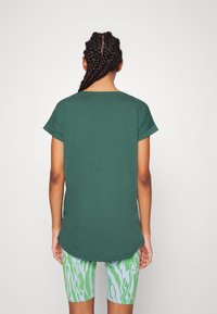 VILA VIDREAMERS V NECK - T-shirt básica - pineneedle
