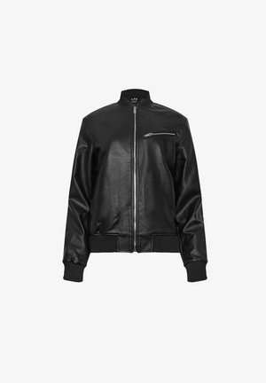 Zwarte leren bomberjack met een geribde kraag en manchetten, een ritssluiting aan de voorkant en een kleine ritsborstzak. Glad textuurafwerking.