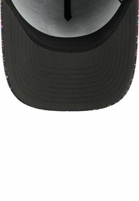 Casquette noire avec une visière courbée, dotée d'un motif éclaboussé multicolore le long du bord. L'intérieur est gris avec des coutures visibles.