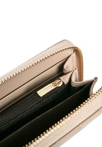 Portfel na zamek w jasnym beżowym kolorze z teksturowanym wykończeniem, złotym zamkiem i wieloma przegrodami, z czarnym wnętrzem i miejscami na karty.