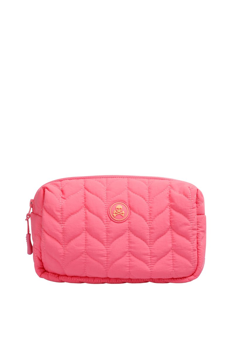 Neceser de cosméticos acolchado en color rosa, con una forma redondeada, cierre de cremallera y una prominente placa de logo en la parte frontal. Exterior suave y texturizado.