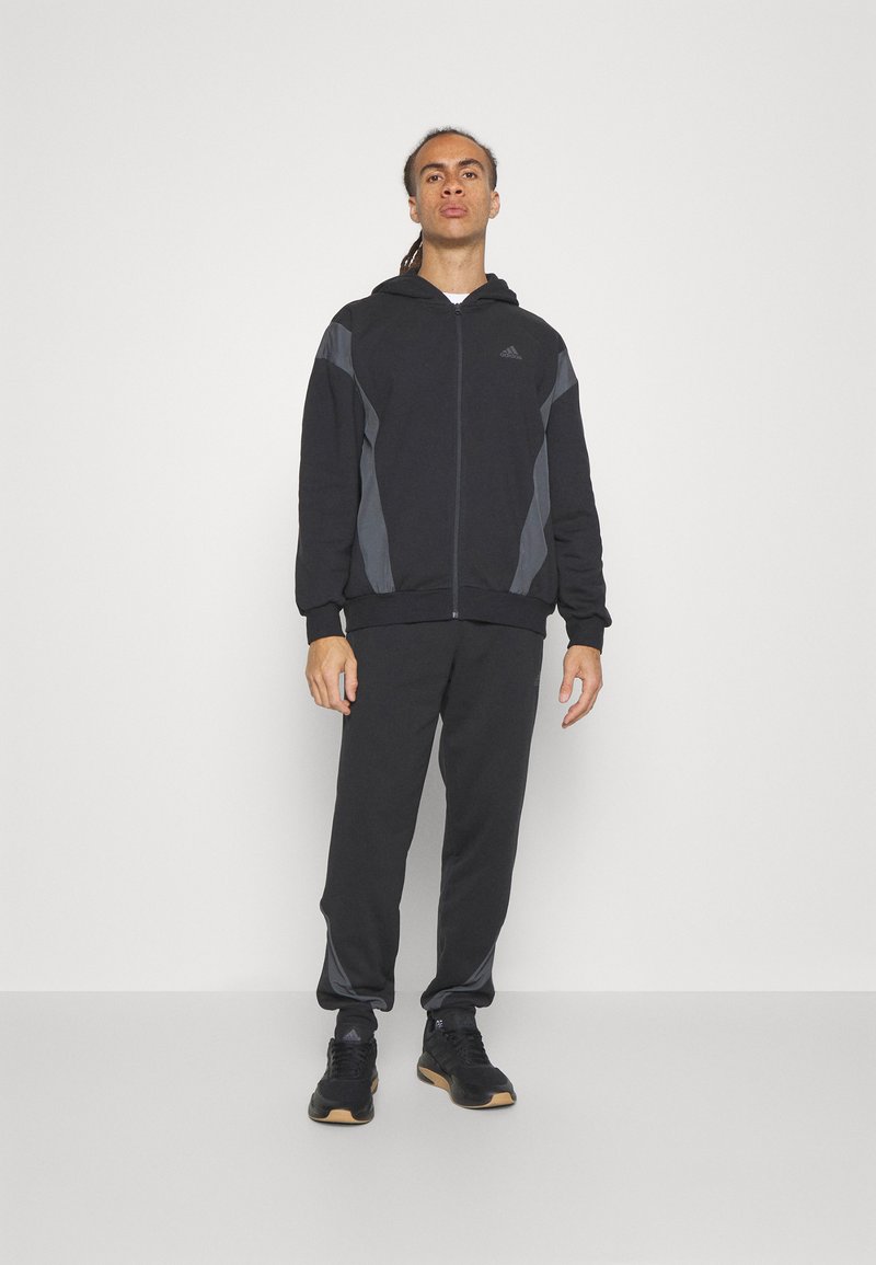 adidas Sportswear HOODED Trainingsanzug black/schwarz Zalando.at