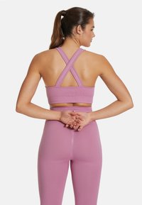 SQUATPROOF CROSS STRAP  - Medium support sports bra - rose red