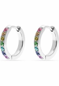 Orecchini a cerchio in argento con una fila di cristalli rotondi multicolori in rosa, giallo, verde, blu e viola, incastonati in una fascia metallica liscia.