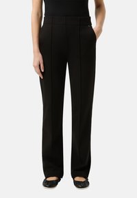 Schwarze, maßgeschneiderte Hose mit geradem Bein, hoher Taille, zwei Seitentaschen und dezenten vorderen Falten.