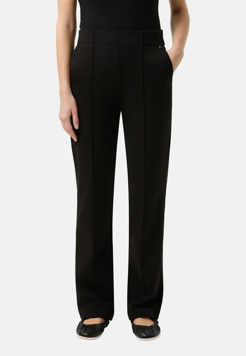 Schwarze, maßgeschneiderte Hose mit geradem Bein, hoher Taille, zwei Seitentaschen und dezenten vorderen Falten.