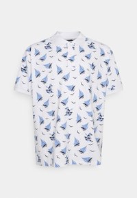 Bílá polo košile se vzorem modrých plachetnic a černých ptáků. Design s límečkem a krátkými rukávy. Bavlněný materiál.