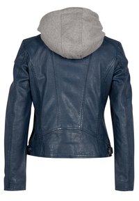 Giacca in pelle blu navy con cappuccio grigio, caratterizzata da un design aderente, cuciture visibili e dettagli con bottone in vita.