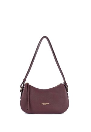 Sac à bandoulière en cuir violet foncé avec fermeture éclair dorée et "Lancaster Paris" écrit en or au centre devant.