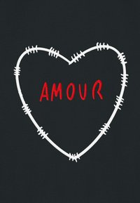 Tessuto nero con contorno a cuore bianco ricamato con dettagli a spine. All'interno, la parola "AMOUR" è ricamata in rosso in modo prominente.