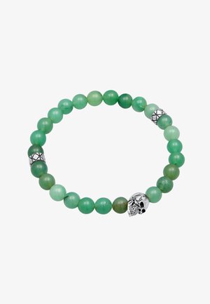 Grünperlenarmband mit kugelförmigen Steinen in unterschiedlichen Farbtönen; mit silbernem Totenkopf und strukturierten Metalldetails. Glatte, glänzende Oberfläche.