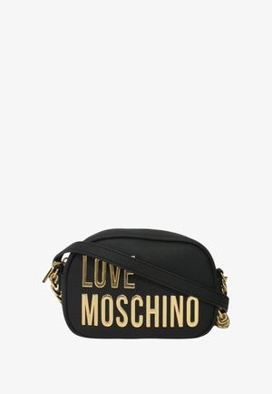 Schwarze Umhängetasche mit goldener "LOVE MOSCHINO" Schriftzug, aus synthetischem Material, geschwungene Form, verstellbarer Riemen und goldener Kettenakzent.
