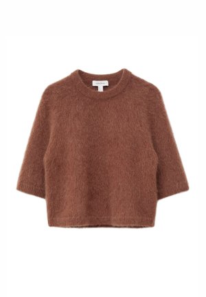 Suéter marrón de tejido borroso con cuello redondo y mangas cortas, mostrando una textura suave y un diseño corto. Etiqueta de marca sostenible visible.